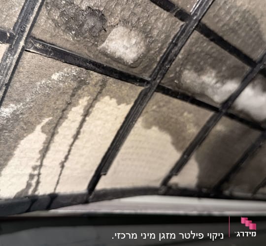 פילטר מזגן מלוכלך עם כתמי עובש